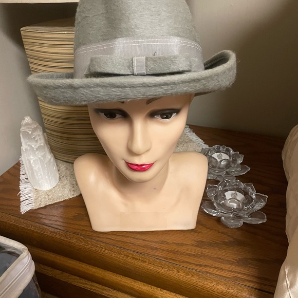 Women's Vintage soft grey wool fall/winter hat. - Picture 4 of 6